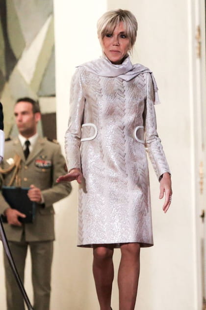 Brigitte Macron en robe irisée à broderies ton sur ton