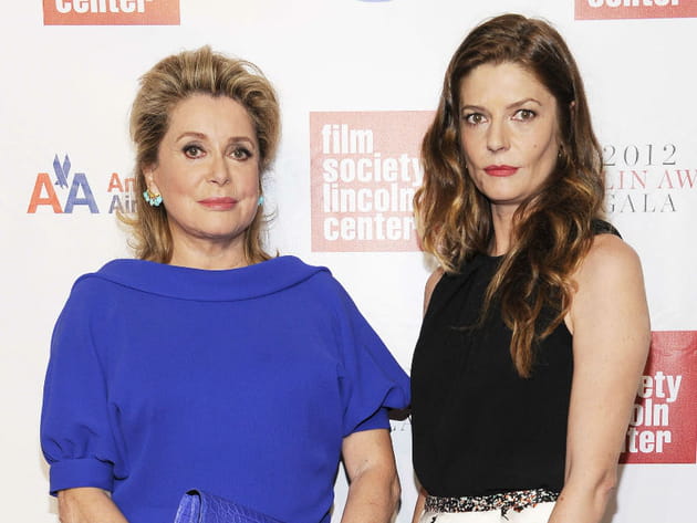 Catherine Deneuve, jeune grand-m&egrave;re