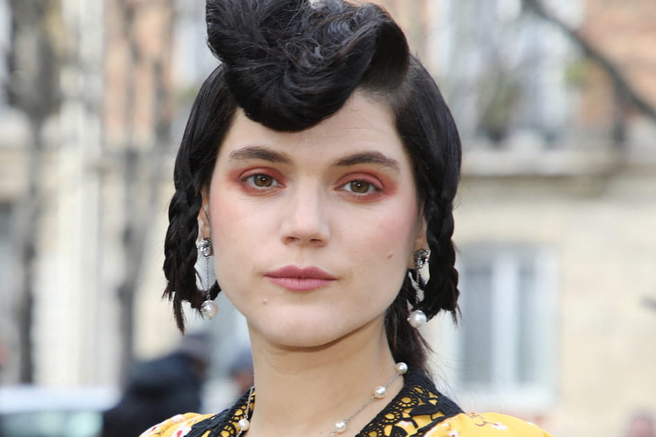 Soko et son maquillage orang&eacute;