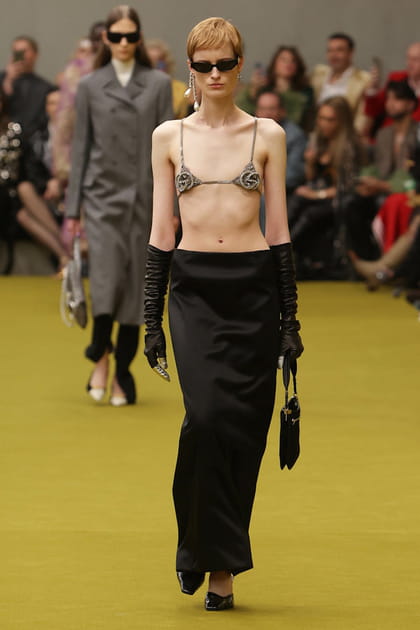 Jupe noire et soutien-gorge &agrave; logo aper&ccedil;us sur le d&eacute;fil&eacute; Gucci