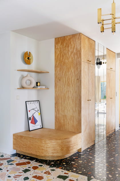 Apr&egrave;s&nbsp;: une entr&eacute;e qui se d&eacute;marque du reste de l'appartement