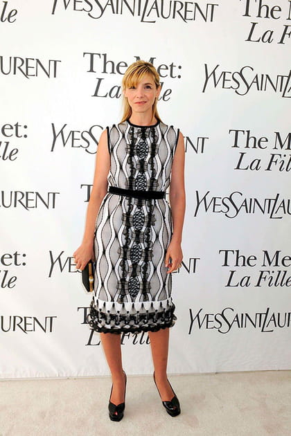 Clotilde Courau en robe noir et blanc &agrave; imprim&eacute; Saint Laurent