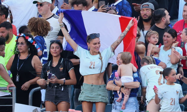 Lucas Hernandez&nbsp;: sa femme et son b&eacute;b&eacute; le soutiennent lors du match France-Paraguay