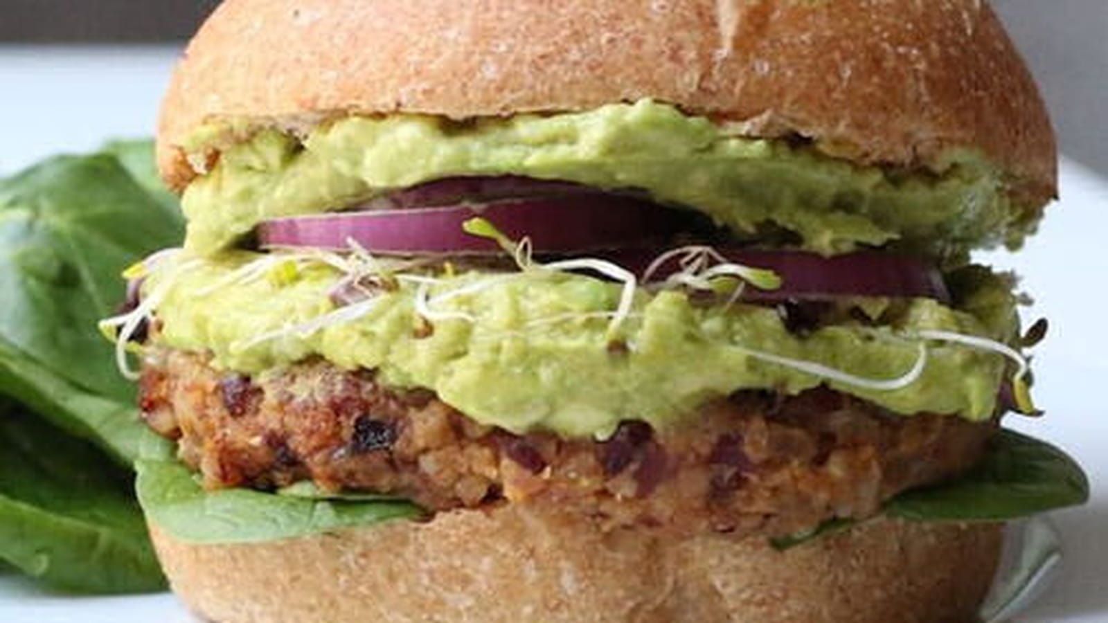 Burger vegan aux haricots noirs, avocat et patate douce