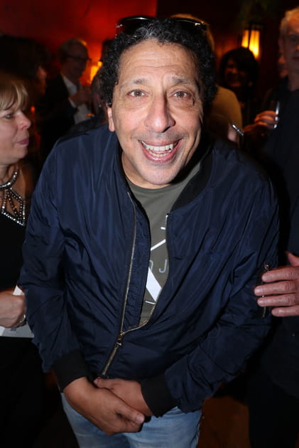Smaïn n'a pas changé : le chanteur, aperçu dans une soirée à Paris en l'honneur de François Bernheim