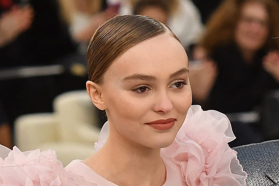 Les cheveux plaqu&eacute;s de Lily-Rose Depp