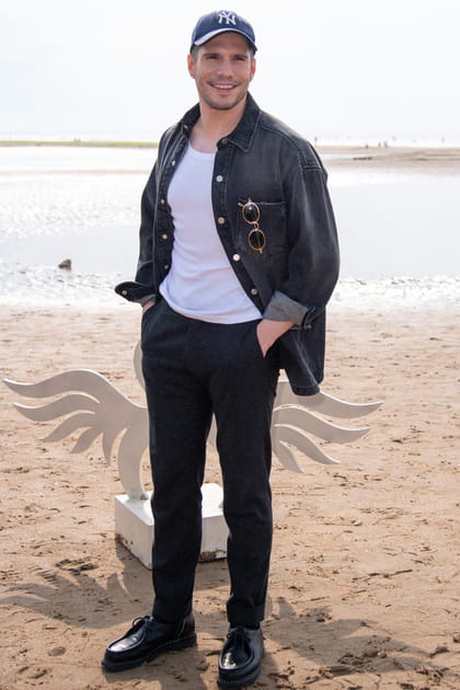 François Civil en pantalon noir et chemise en jean