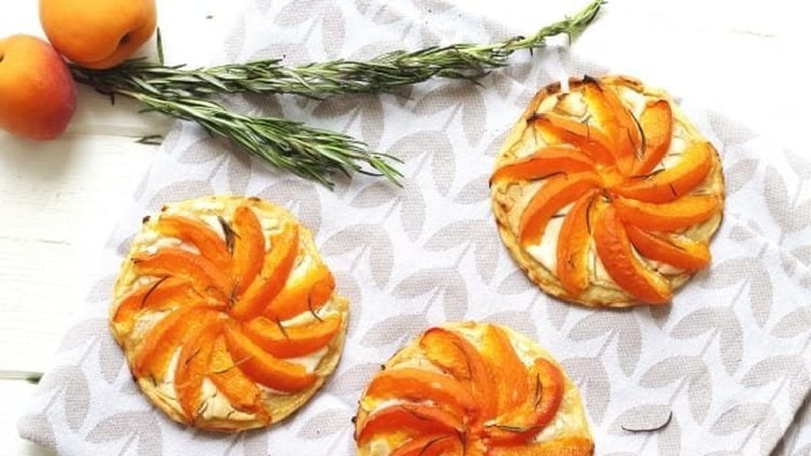 Tartelettes aux abricots, chèvre, miel et romarin