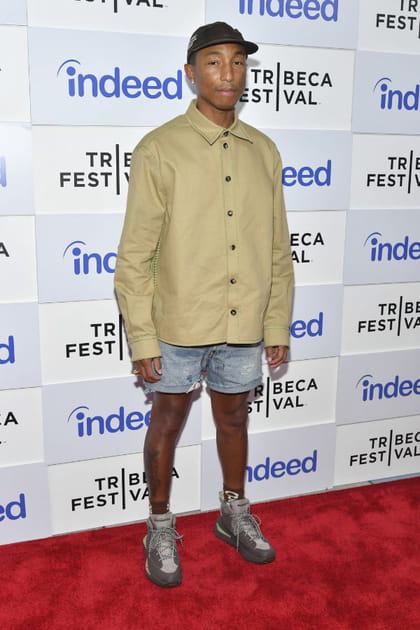 Pharrell Williams en pantacourt en jean et veste sable