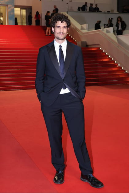 Louis Garrel en costume bleu marine et chemise blanche