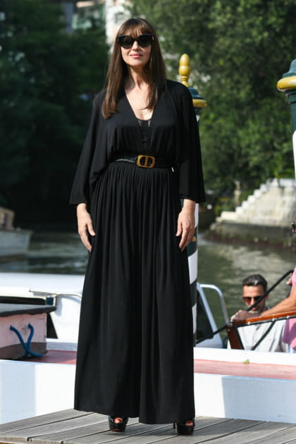 Monica Bellucci version ville en total look noir
