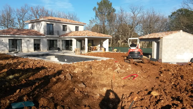 Avant&nbsp;: un vaste espace &agrave; inventer autour de la piscine