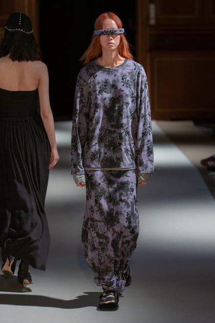 Jupe longue et sweatshirt imprimés tie and dye aperçus sur le défilé Calvin Luo