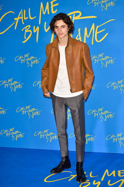 Timothée Chalamet en pantalon gris et veste en cuir camel