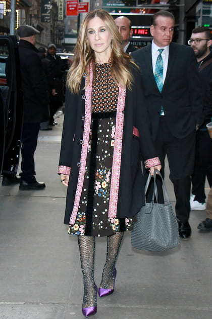 Sarah Jessica Parker en manteau noir &agrave; bandes roses et jupe midi fleurie