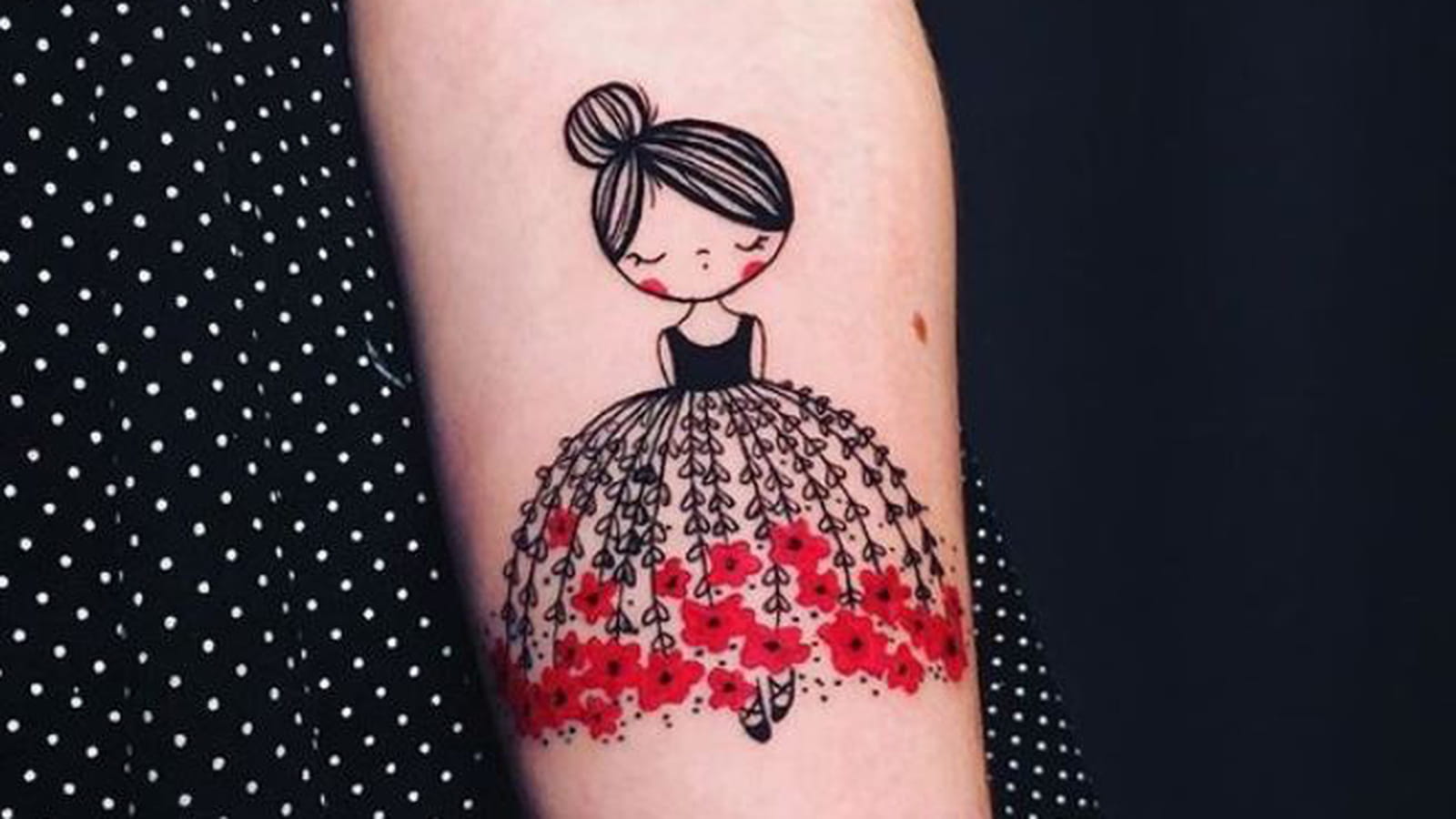 Robe de fleurs sur l'avant-bras