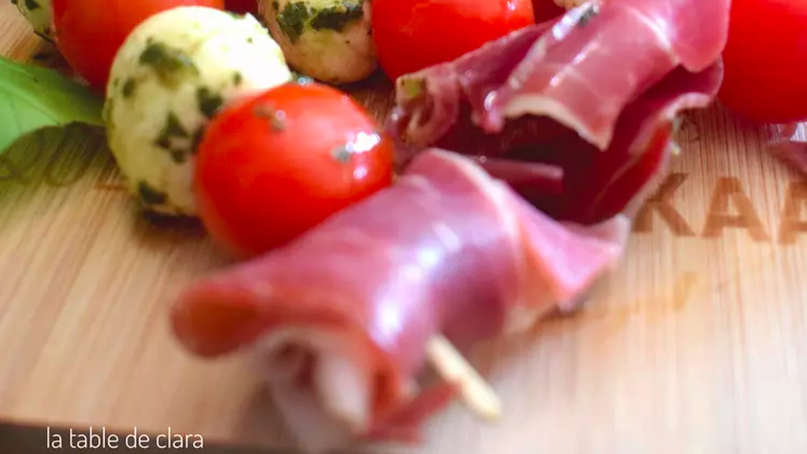 Brochettes de tomates cerise, mozzarella et sauce pistou