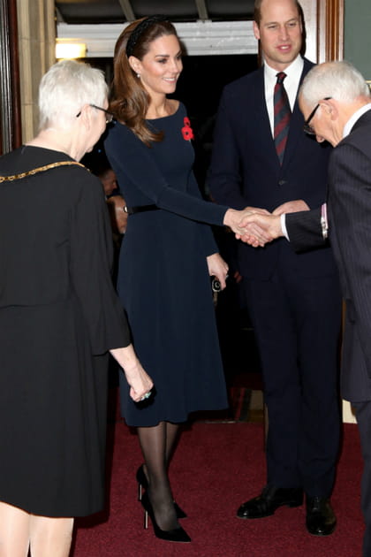 Kate Middleton en robe bleu marine et pochette noire Alexander McQueen