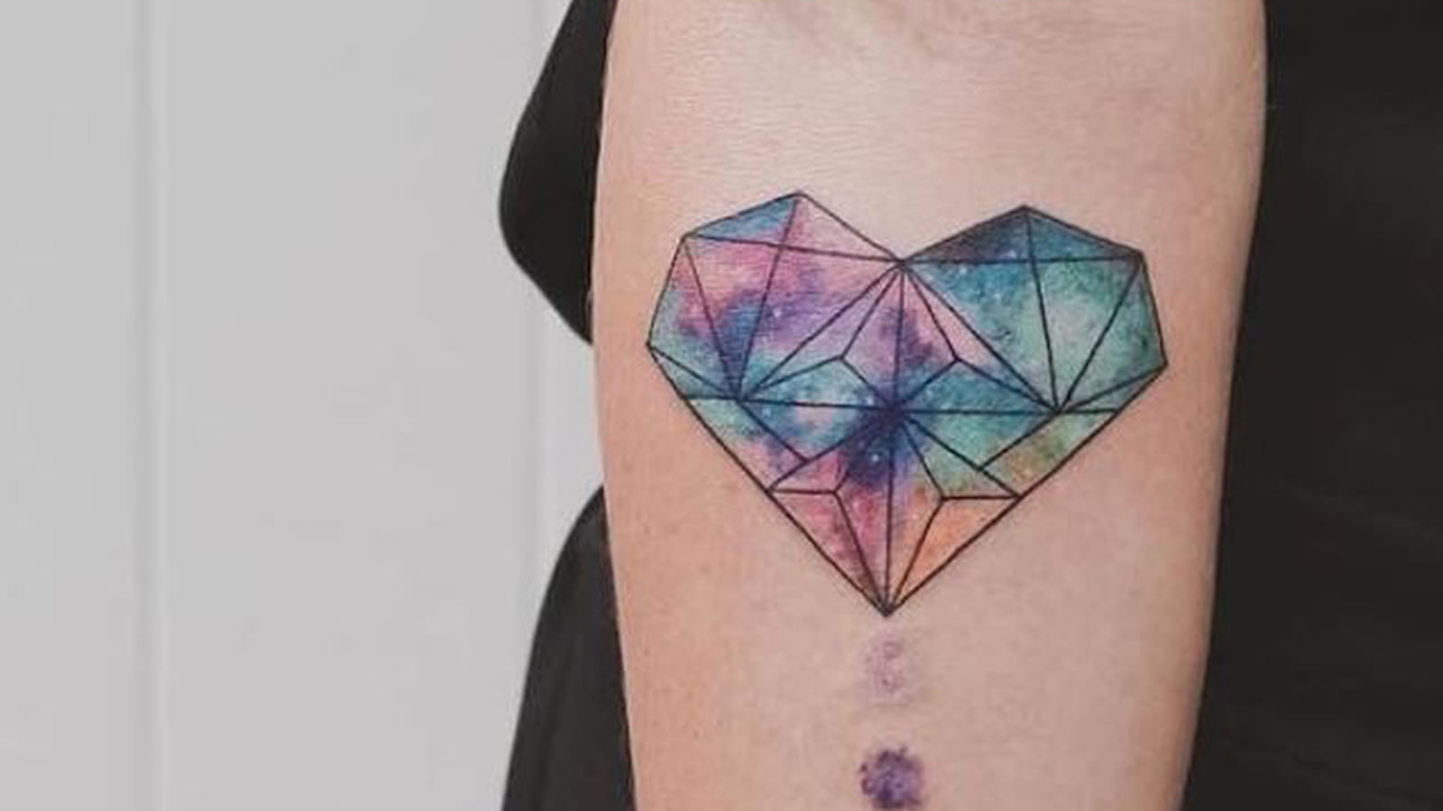 Coeur géométrique sur le bras