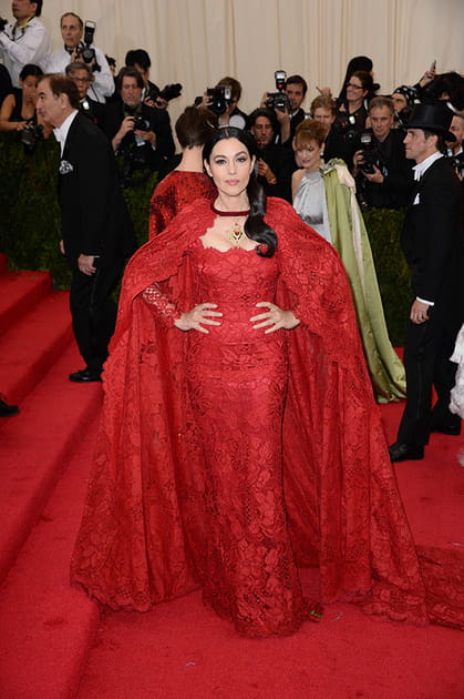 Monica Bellucci en robe en dentelle rouge et cape assortie Dolce & Gabbana