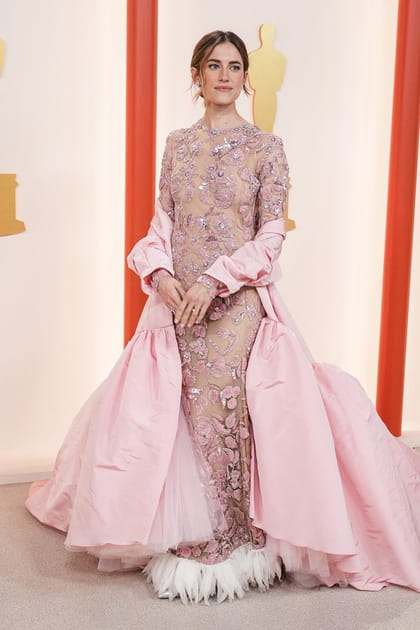 Allison Williams en robe transparente brodée et cape rose Giambattista Valli