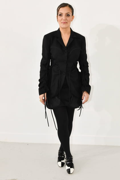 Camille Lellouche en tailleur robe noir et collants opaques