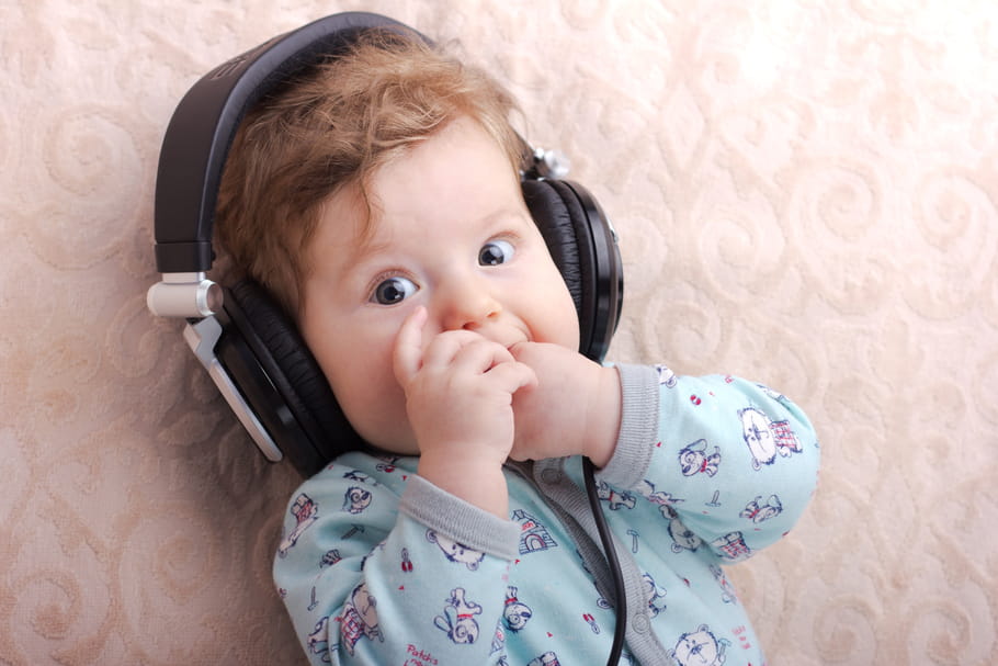 10% des enfants de moins de 2 ans s'endorment avec des écouteurs
