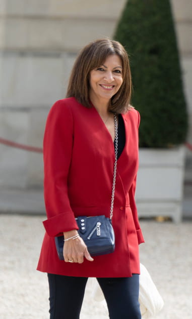 Anne Hidalgo, souriante pour l'investiture de Macron