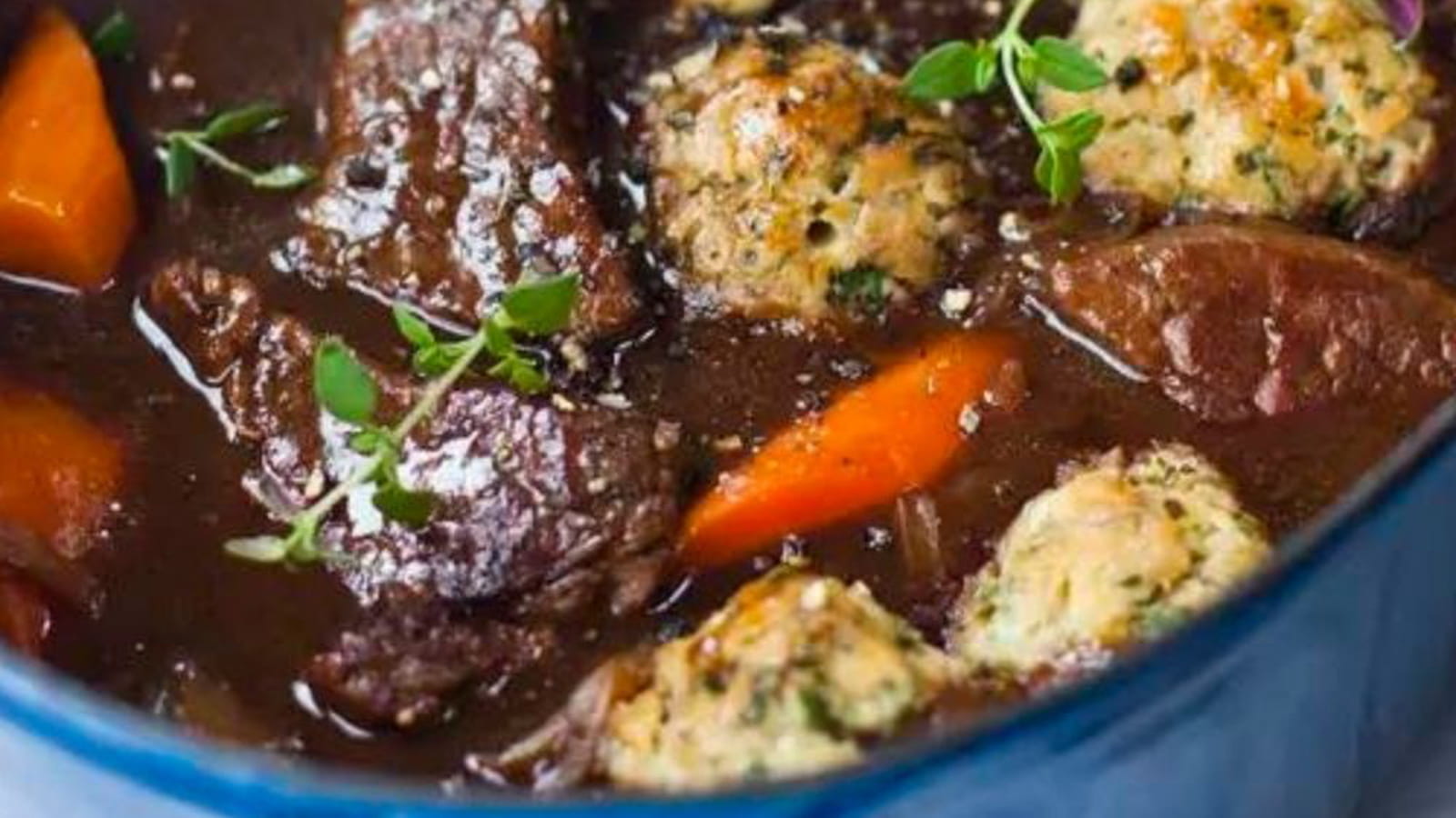Bœuf braisé à la bière brune d’Irlande, dumplings aux herbes
