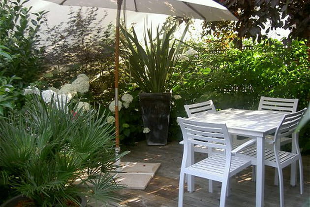 Une terrasse verdoyante en banlieue parisienne