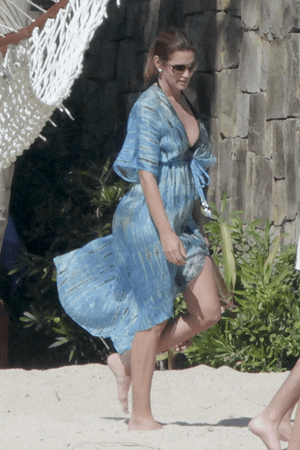 Cindy Crawford en robe bleue boh&egrave;me