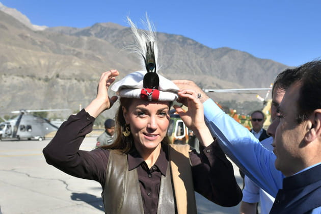 Kate Middleton s'essaie au chapeau pakistanais