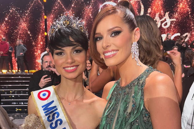 Maeva Coucke pose avec Eve Gilles, élue Miss France 2024