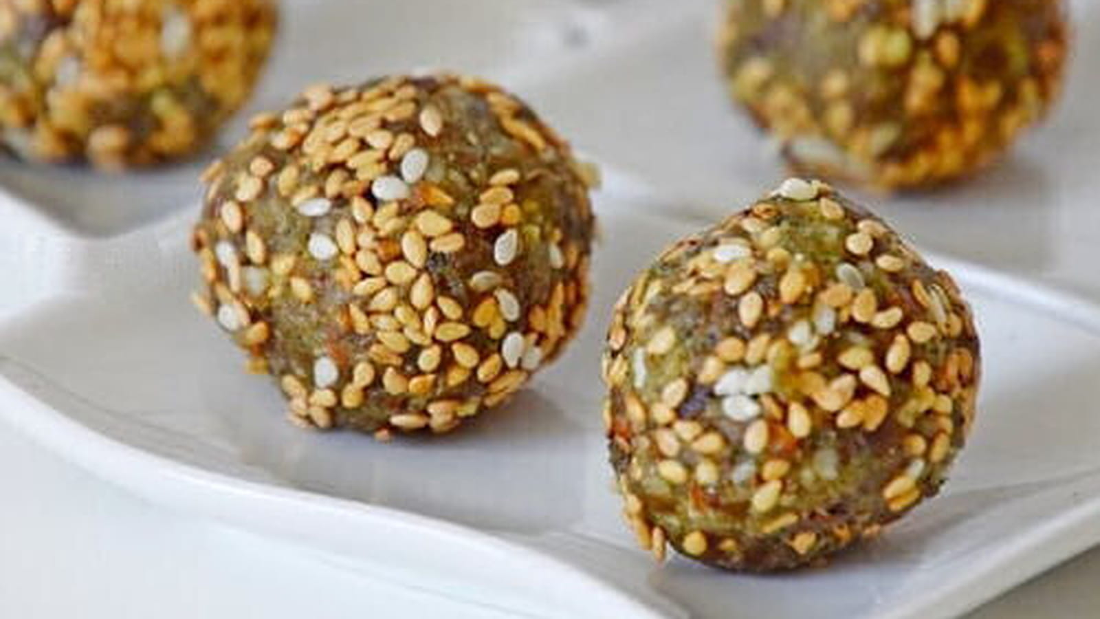 Boules (barres) aux dattes et aux noix, linette et spiruline, vegan