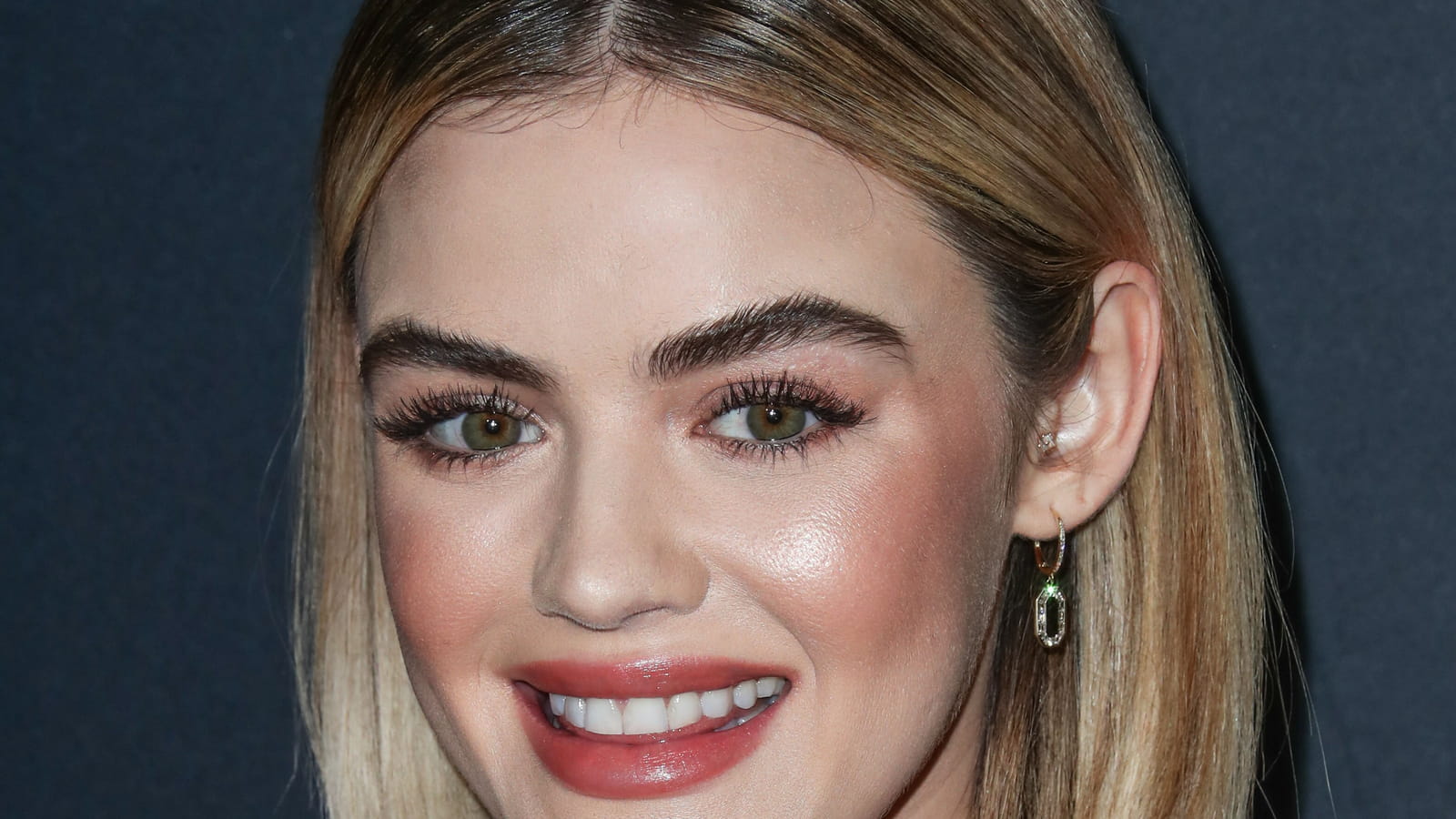 Lucy Hale, avec un carré