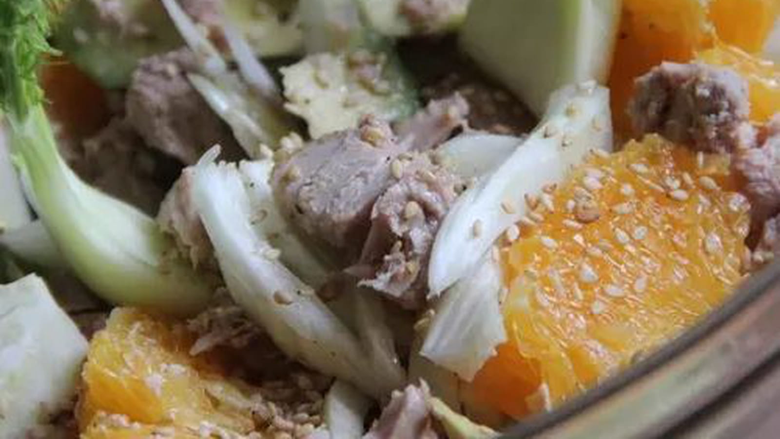 Salade de fenouil, avocat, orange et thon au sésame toasté