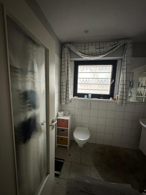 Avant&nbsp;: une salle de bains tr&egrave;s sombre