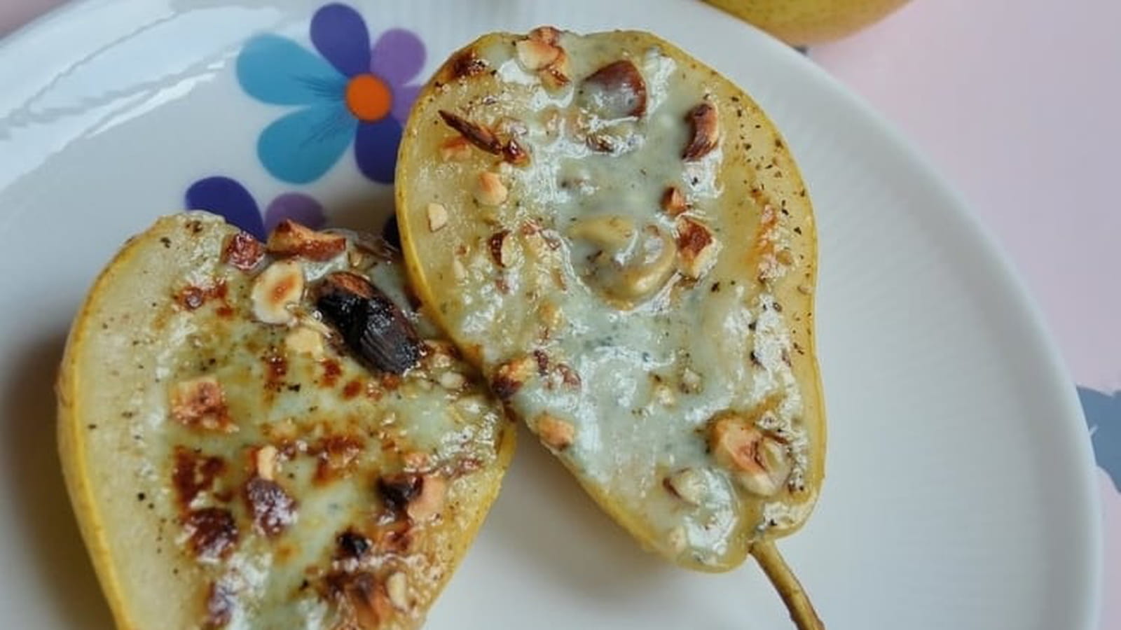 Poires pochées au miel et roquefort