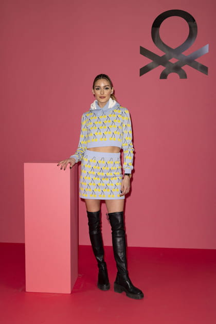 Olivia Palermo en ensemble gilet à capuche et jupe courte à imprimé cerise au défilé Benetton
