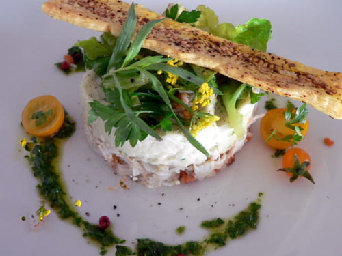 Charlotte au crabe, mousse d'artichaut, feuilleté aux épices