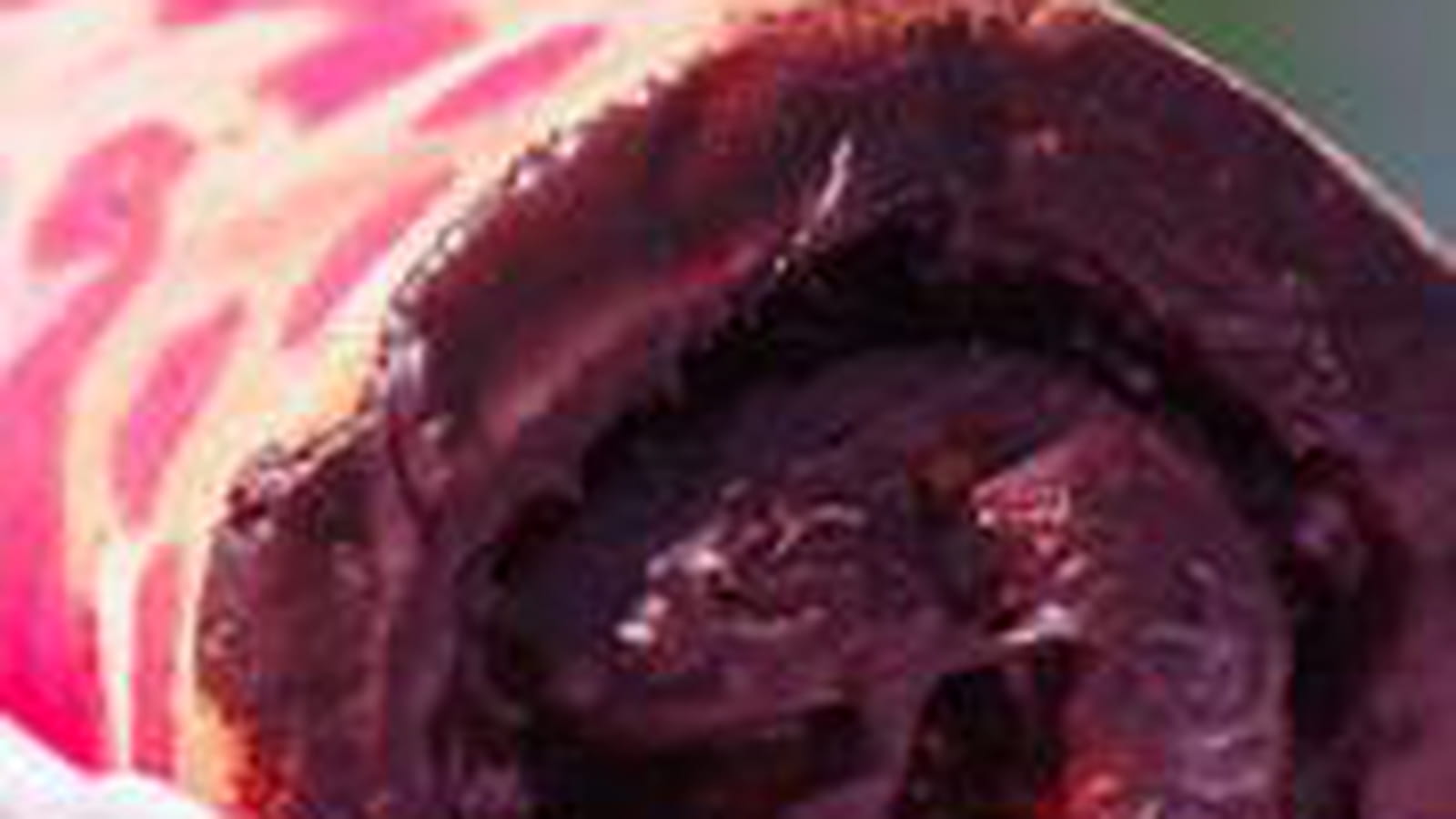 Roulé cerises et chocolat noir