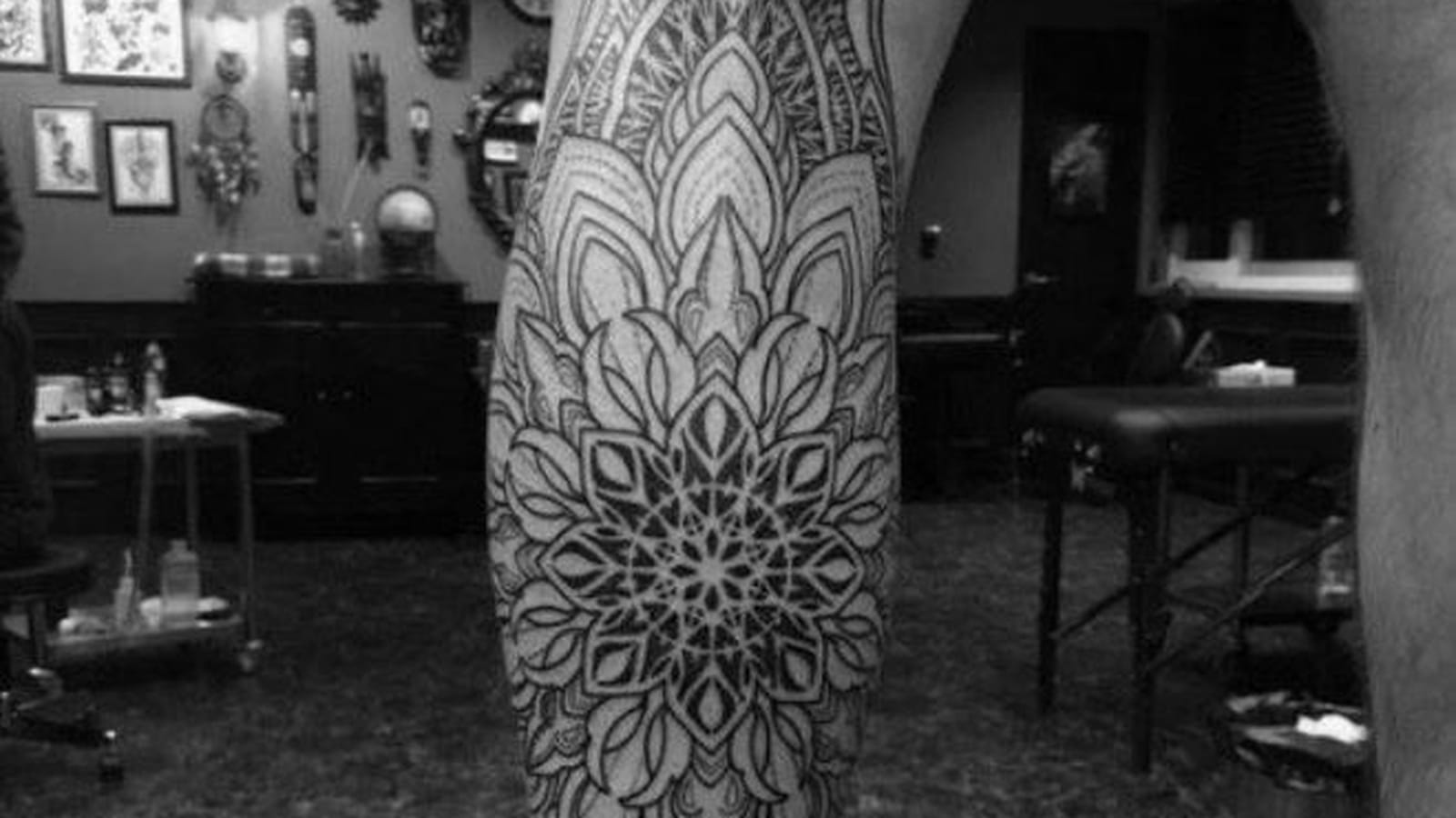 Tatouage mandala sur le mollet