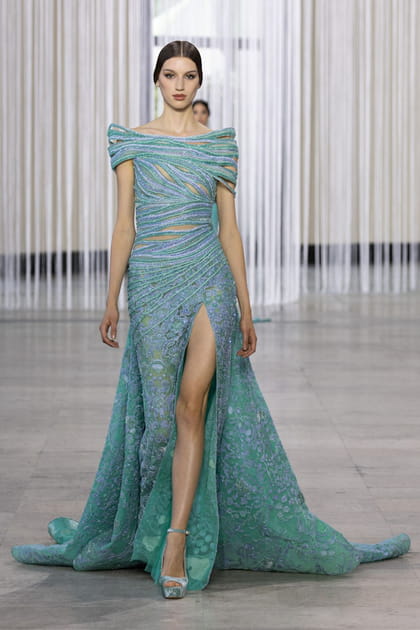 Robe bleue fendue aper&ccedil;ue sur le d&eacute;fil&eacute; Tony Ward Couture