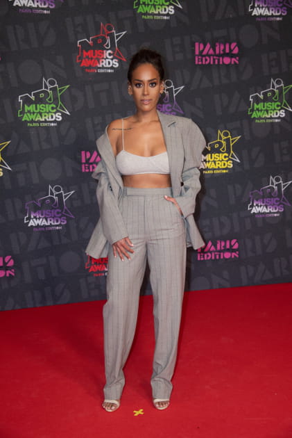 Amel Bent en costume &agrave; rayures gris et brassi&egrave;re&nbsp;Wandering