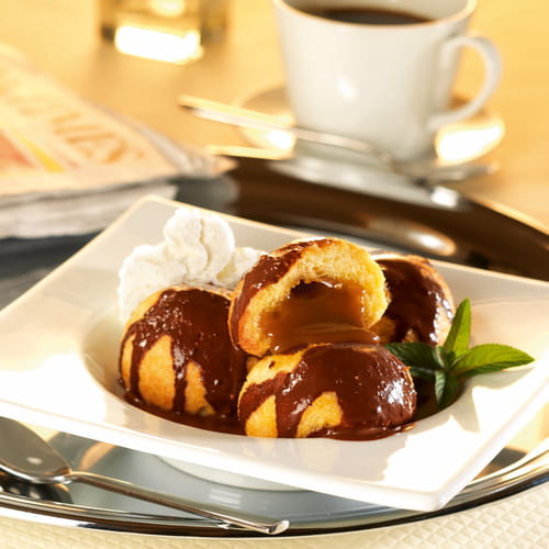 Profiteroles au coeur fondant caramel et coulis de chocolat
