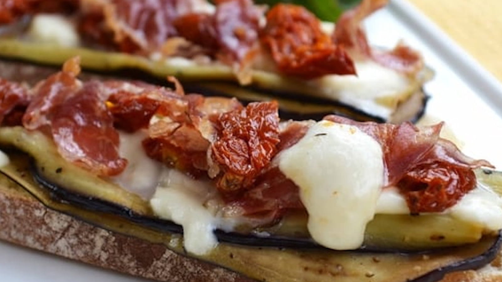 Bruschettas aux aubergines grillées, pancetta croustillante et tomates séchées