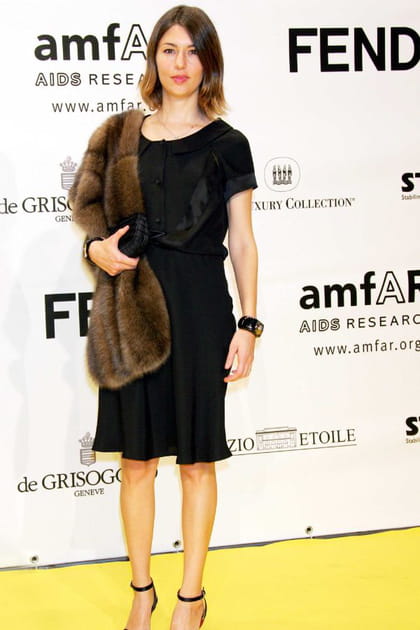 Sofia Coppola en robe noire et châle en fourrure