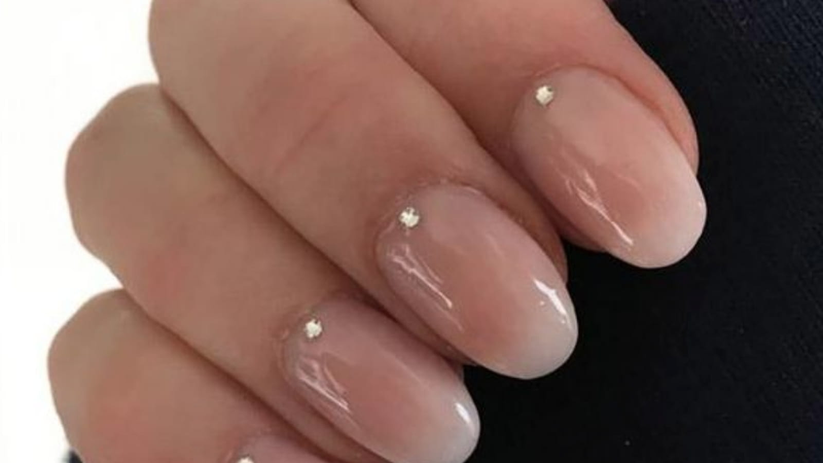 Une manucure Babyboomer avec des strass
