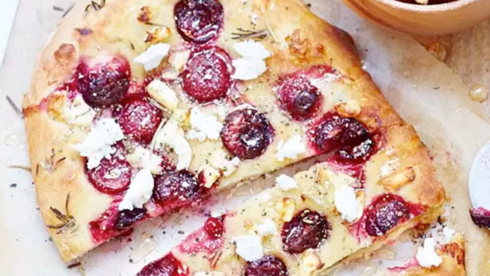 Focaccia à la brebis et aux cerises fraîches et au romarin