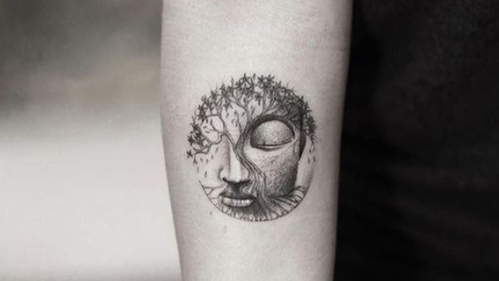 Arbre de vie et Bouddha sur l'avant-bras